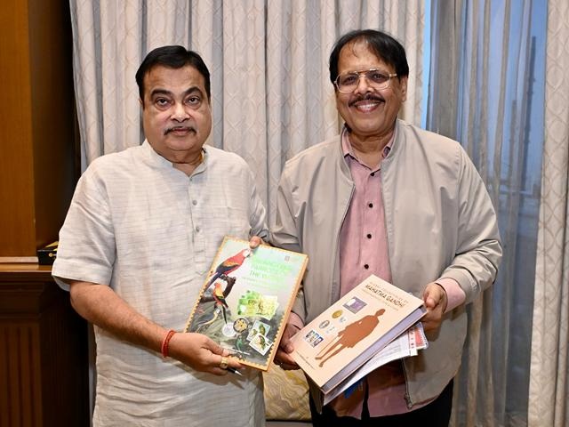 Nitin Gadkari presented Collector’s Edition books Nitin Gadkari presented Collector’s Edition books